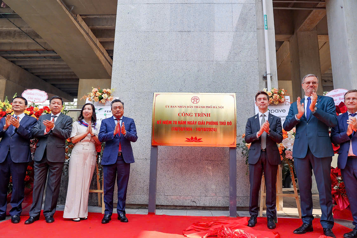 Các đại biểu thực hiện nghi lễ gắn biển khánh thành công trình chào mừng 70 năm Giải phóng Thủ đô.