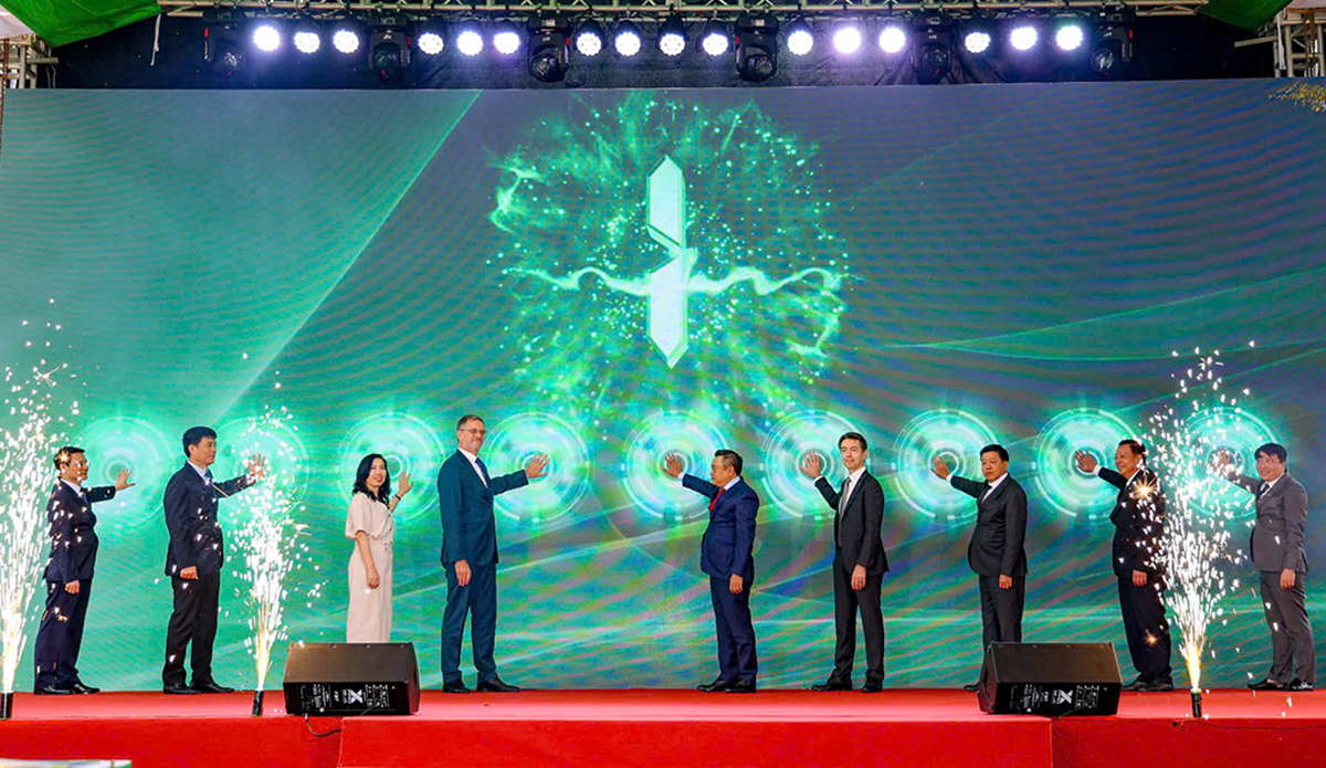 Các đại biểu chính thức bấm nút vận hành thương mại đoạn trên cao tuyến đường sắt đô thị thí điểm thành phố Hà Nội, đoạn Nhổn - ga Hà Nội.