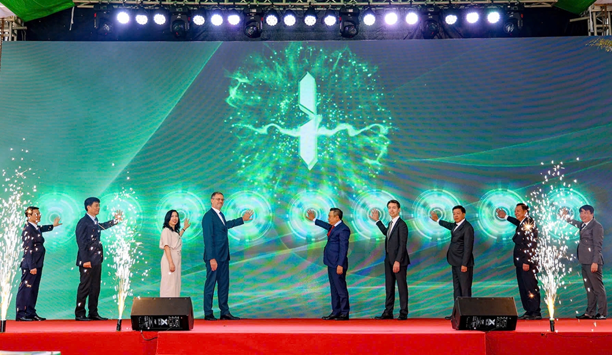 Các đại biểu chính thức bấm nút vận hành thương mại đoạn trên cao tuyến đường sắt đô thị thí điểm thành phố Hà Nội, đoạn Nhổn - ga Hà Nội.