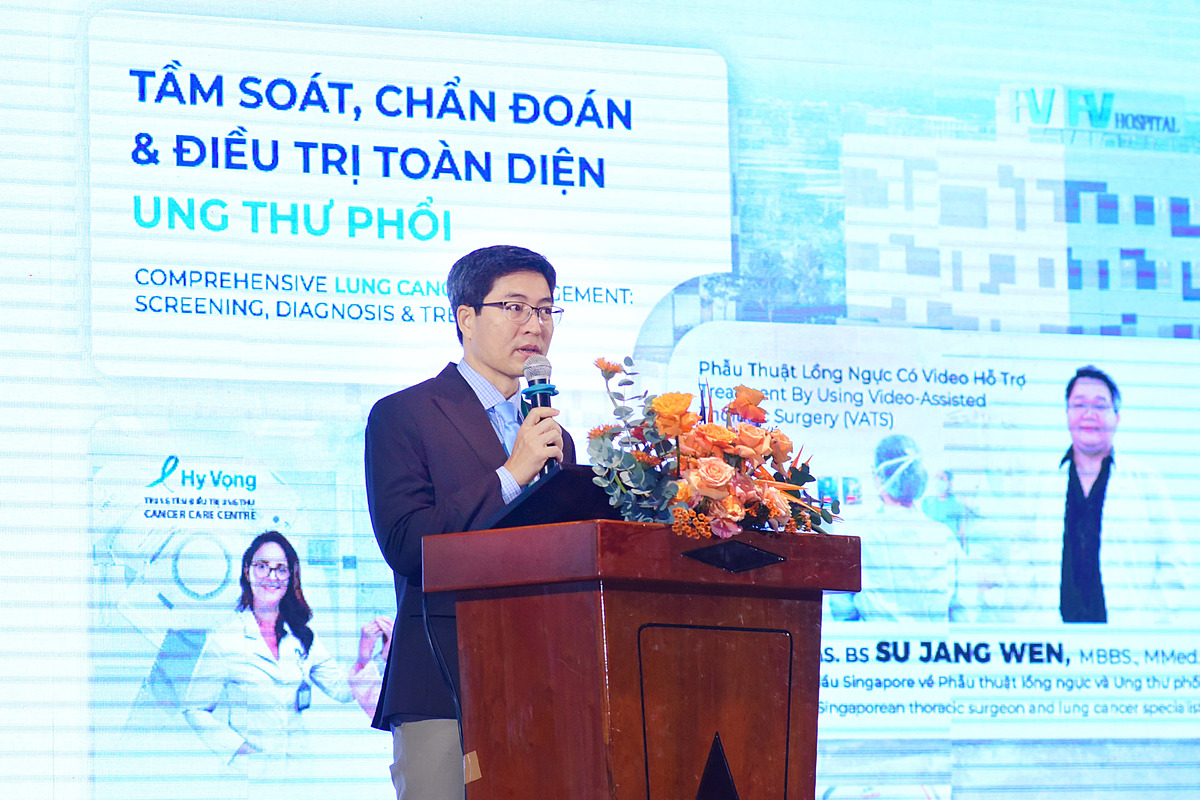 ThS. BS Lương Ngọc Trung – Trưởng khoa Phẫu thuật Lồng ngực và Mạch máu, Bệnh viện FV, phát biểu tại hội thảo.