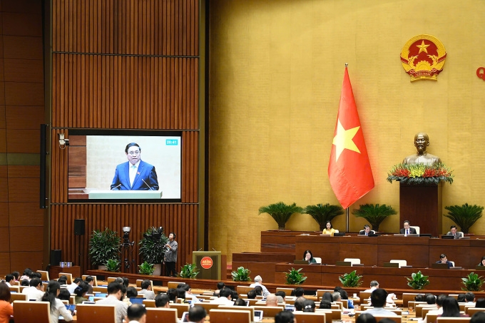 Thủ tướng cho rằng, chuyển đổi số là yêu cầu khách quan, lựa chọn chiến lược, ưu tiên hàng đầu cho phát triển nhanh, xanh, bền vững và đang diễn ra rất mạnh mẽ, sâu rộng, tạo cơ hội lớn nhưng cũng đặt ra nhiều khó khăn, thách thức.