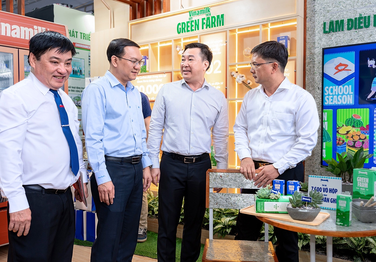 Ông Đỗ Thanh Tuấn, Giám đốc Đối ngoại Vinamilk &lpar;thứ hai từ phải sang&rpar; giới thiệu với đại biểu về các kế hoạch tiến đến Net Zero của Vinamilk vào năm 2050. Cụ thể như giải pháp về công nghệ giảm phát thải, tiết kiệm tài nguyên, sử dụng năng lượng xanh và song song trồng rừng để hấp thụ carbon... Bước đầu, các thực hành này đã giúp Vinamilk có các trang trại và nhà máy đạt trung hòa Carbon theo chuẩn PAS 2060:2014 được quốc tế công nhận.