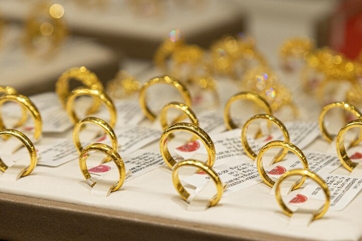 Vàng nhẫn tiếp tục giảm mạnh.