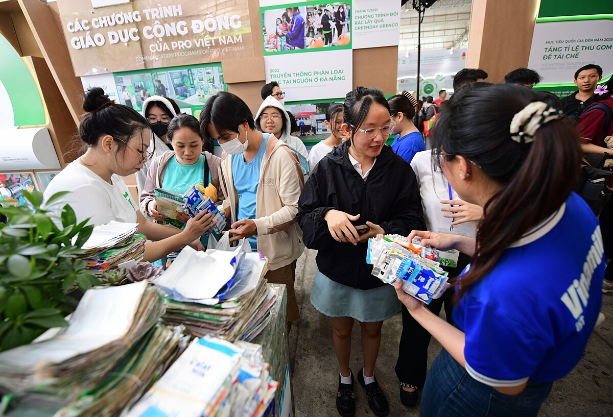 Vinamilk “bội thu” với hơn 11.000 vỏ thức uống các loại được mang đến để thu gom, tái chế; qua đó cho thấy sự hấp dẫn của chương trình “Vỏ xinh tái sinh” đang được doanh nghiệp đẩy mạnh để khuyến khích người tiêu dùng “sống xanh”.