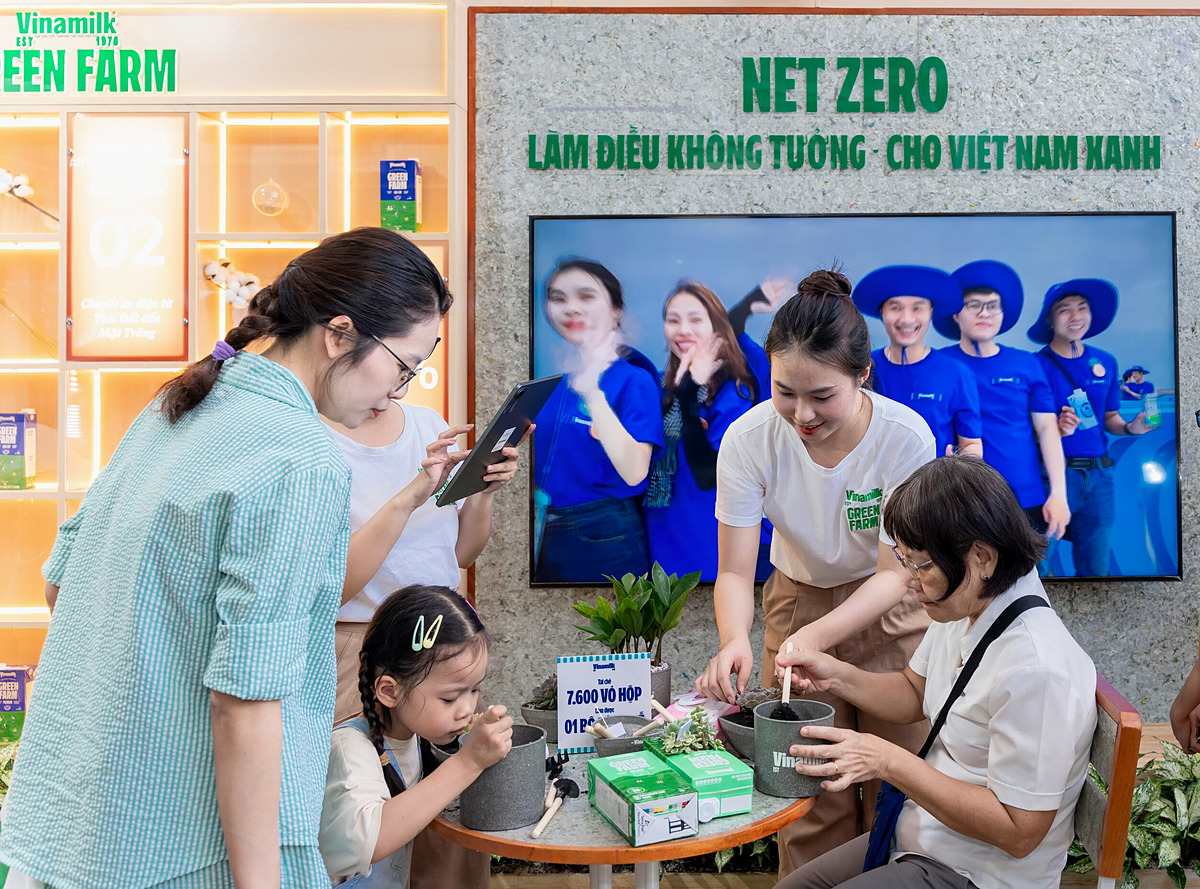 Chia sẻ lý do tham gia hoạt động này, chị Trần Thị Thu Cúc &lpar;Quận Gò Vấp, TP.HCM&rpar; cho biết: “Bản thân tôi và các con rất yêu thích cây xanh, khu vực trải nghiệm của Vinamilk là sân chơi rất phù hợp để dạy trẻ những bài học về trồng cây, tái chế sản phẩm để bảo vệ môi trường. Các con tôi cũng rất háo hức với chuyến tham quan trang trại, vì các cháu rất tò mò về nơi ở của các cô bò sữa Vinamilk sẽ như thế nào”.
