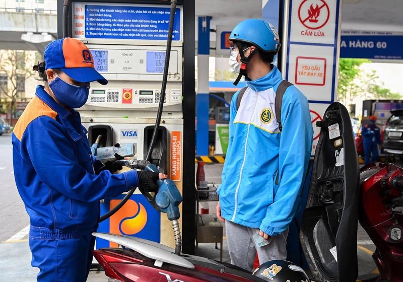 Giá xăng E5 RON 92 và xăng RON 95 đồng loạt được điều chỉnh giảm, hiện đang ở mức thấp nhất hơn 3 năm qua, tương đương thời điểm tháng 5/2021.