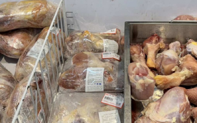 Thịt heo nhập khẩu có giá bán tại một số trang mạng có giá dao động từ 52.000-62.000 đồng một kg.