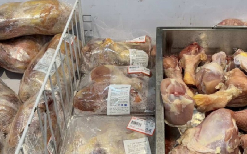 Thịt heo nhập khẩu có giá bán tại một số trang mạng có giá dao động từ 52.000-62.000 đồng một kg.