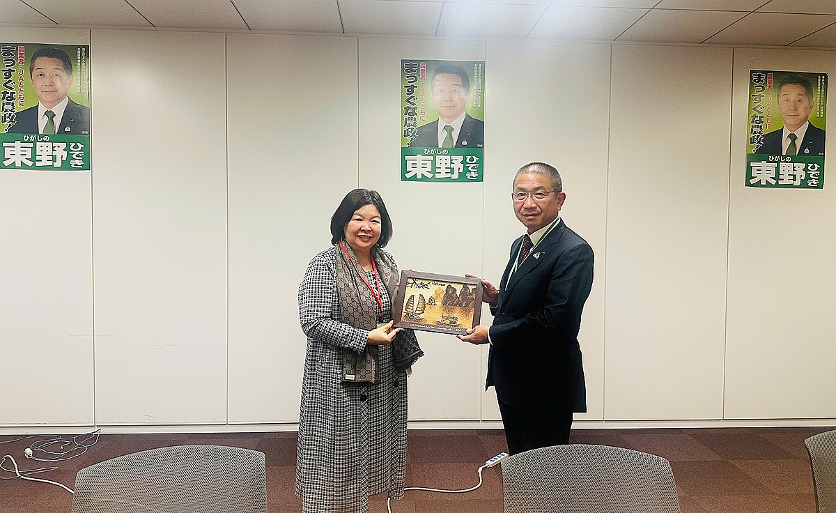 Chủ tịch Cao Xuân Thu Vân và ông Toma Norikaru, Giám đốc điều hành Liên đoàn Trung ương HTX nông nghiệp Nhật Bản &lpar;JA-Zenchu&rpar;