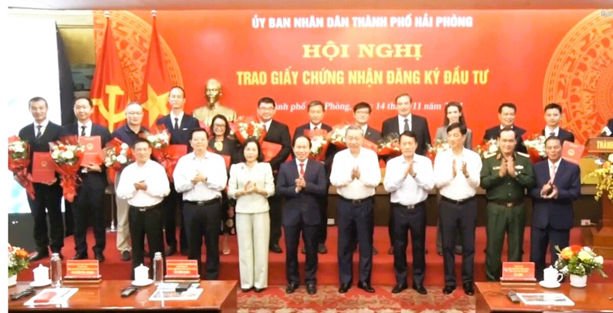 Tổng Bí thư Tô Lâm dự hội nghị trao giấy chứng nhận đăng ký đầu tư cho các dự án trong KCN, KKT ở Hải Phòng.