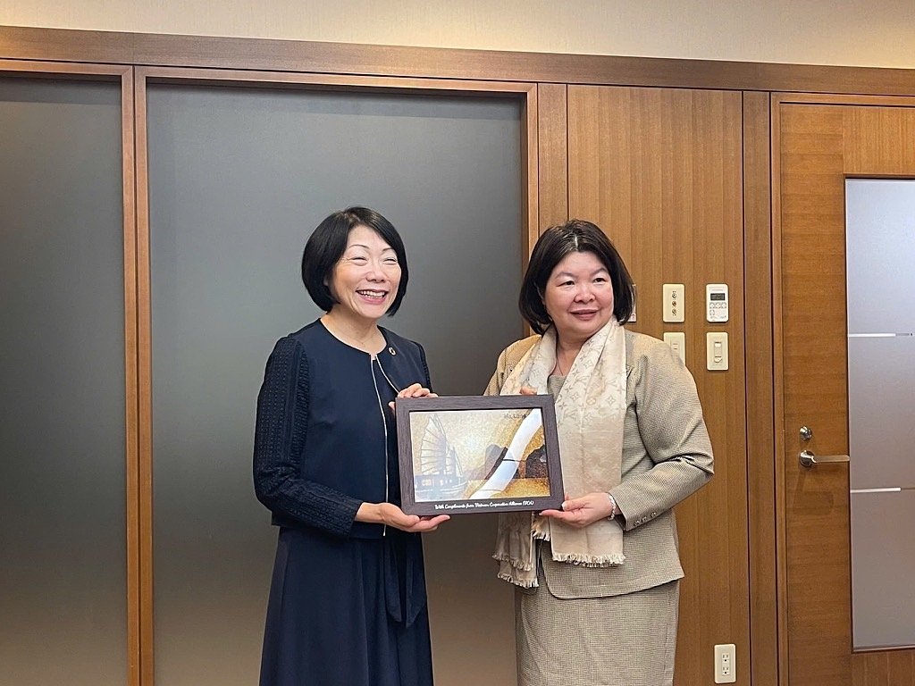 Chủ tịch Cao Xuân Thu Vân và bà Arai Chitose, Phó chủ tịch Liên đoàn HTX tiêu dùng Nhật Bản &lpar;JCCU&rpar;.