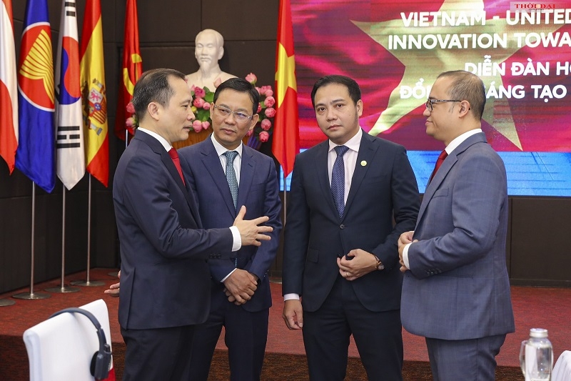 Các chuyên gia trao đổi bên lề Diễn đàn.