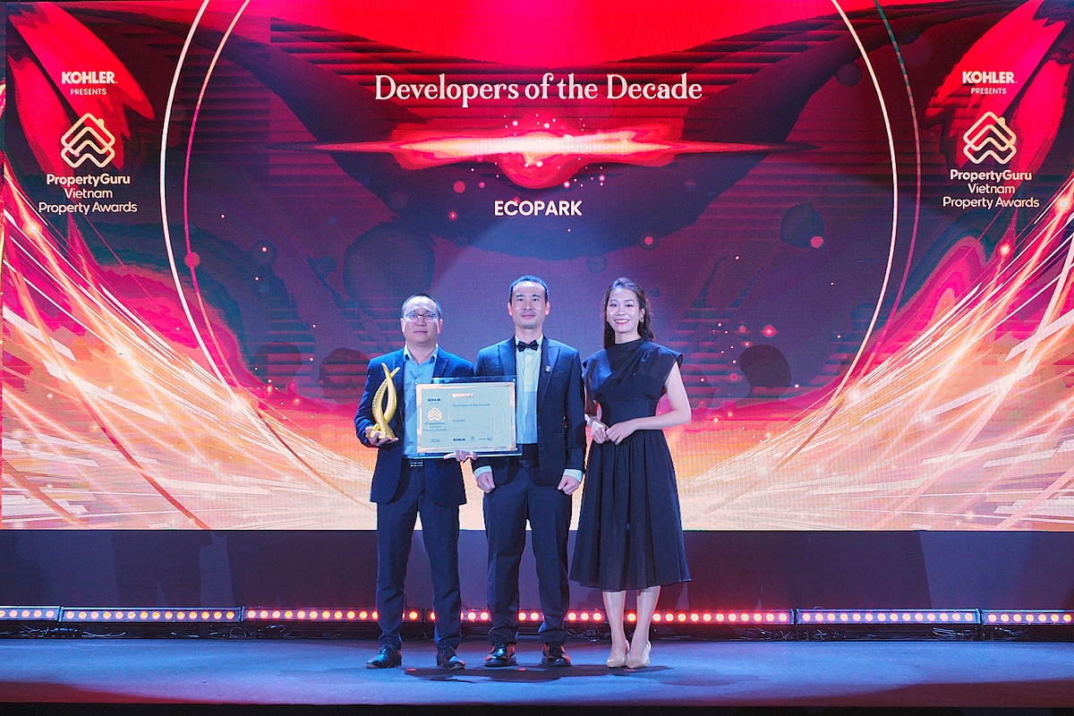 Đại diện nhà sáng lập Ecopark nhận giải thưởng Chủ đầu tư của thập kỷ.