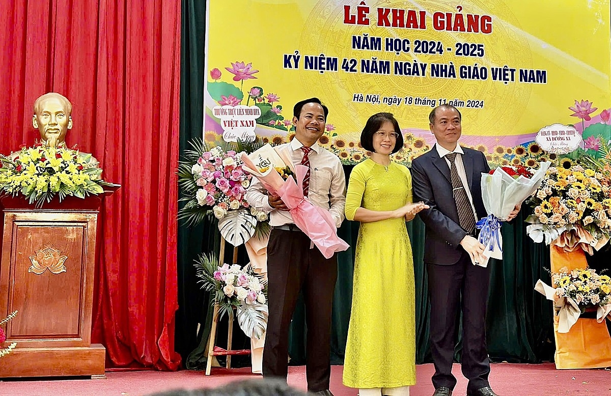 Phó Chủ tịch Liên minh HTX Việt Nam Nguyễn Thị Hoài Linh tặng hoa chúc mừng lãnh đạo nhà trường.