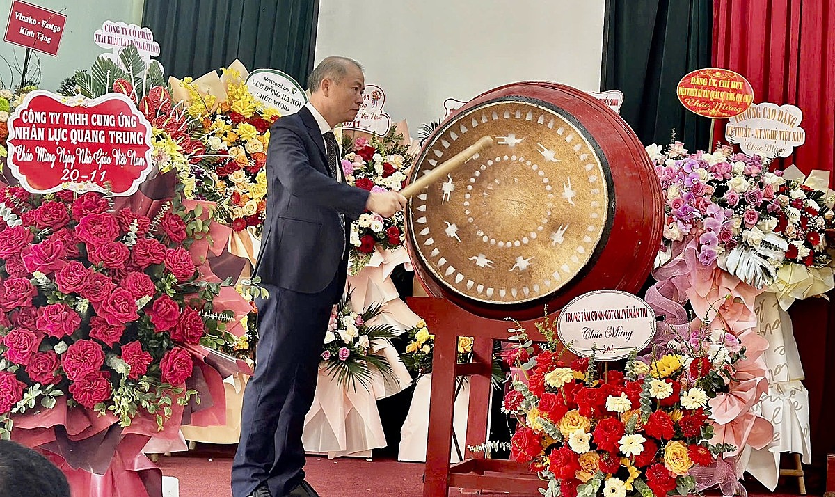 Hiệu trưởng Trường Cao đẳng Kinh tế – Kỹ thuật Trung ương đánh trống khai giảng năm học.