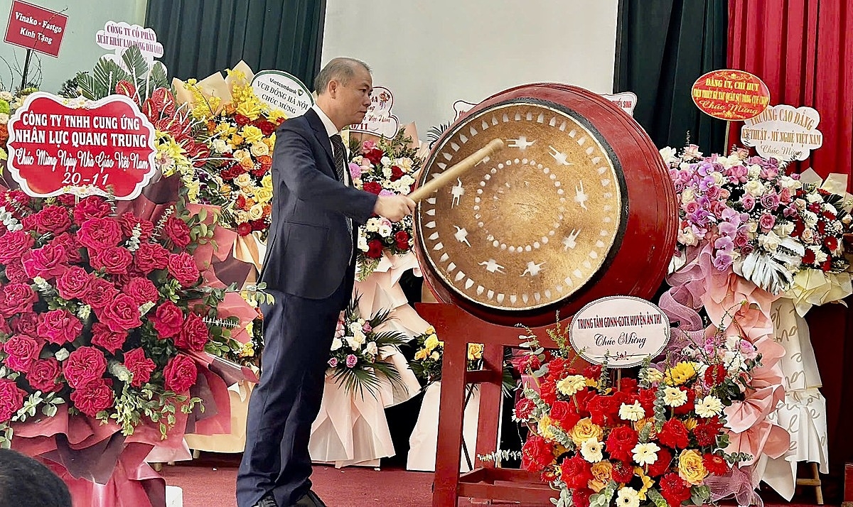 Hiệu trưởng Trường Cao đẳng Kinh tế – Kỹ thuật Trung ương đánh trống khai giảng năm học.