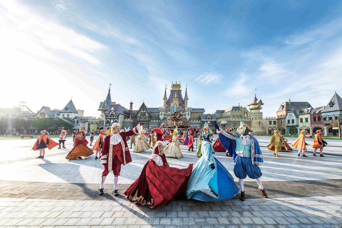 Năm 2024, VinWonders với chuỗi Lễ hội Biển Quốc tế WonderFest 2024 mang đến loạt bom tấn vui chơi giải trí khám phá biển, trải nghiệm văn hóa, mua sắm, ẩm thực cùng Lễ hội Vịnh Ánh Sáng Quốc tế Nha Trang góp phần thu hút tới 660.000 lượt khác