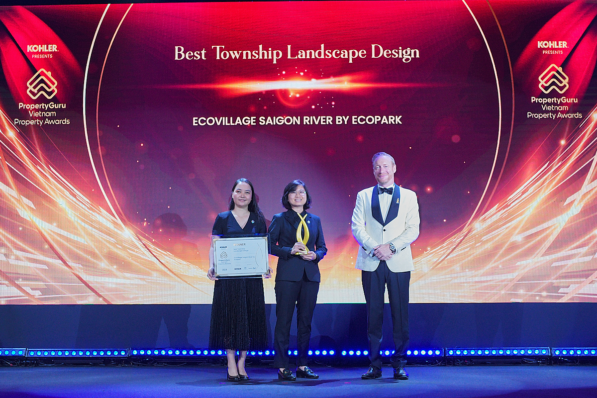 Đại diện nhà sáng lập Ecopark nhận giải thưởng Dự án có thiết kế cảnh quan đẹp nhất Việt Nam- dự án Ecovillage Saigon River.