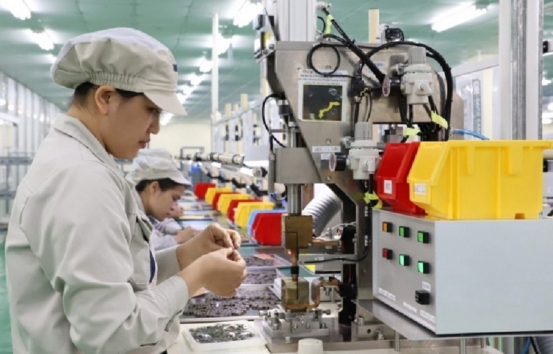 Xuất khẩu chính ngạch phức tạp hơn bởi yêu cầu nhiều giấy tờ và cao hơn do phải chịu nhiều loại thuế, phí. Tuy nhiên, hàng hoá lại được kiểm soát chặt chẽ, đảm bảo chất lượng.