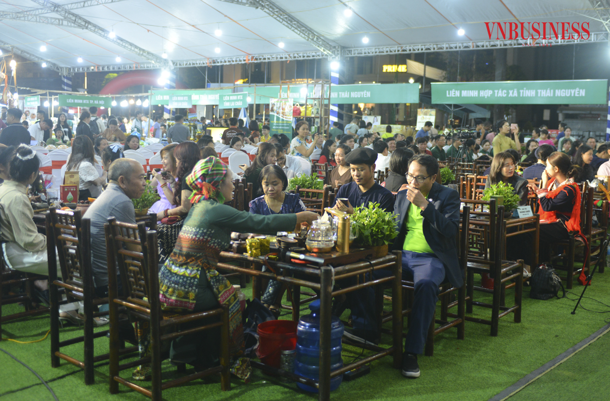 Đêm hội có sự tham gia của 15 nhà trà trình diễn, giao lưu văn hóa thưởng trà