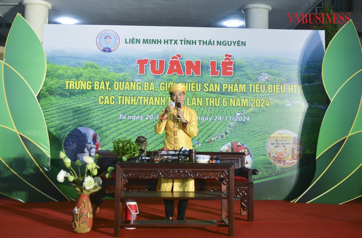 Chiêm ngưỡng nghệ thuật pha trà, thưởng trà và trình diễn văn hóa trà do nghệ nhân Hoàng Anh Sướng trình bày.