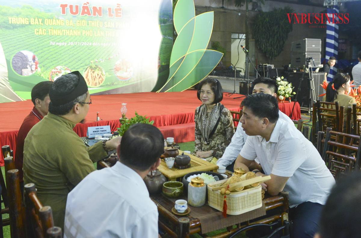 Tại mỗi bàn trà, khách tham dự sẽ được thưởng thức những chén trà ngon, đậm vị, đặc biệt là cảm thụ được nghệ thuật pha trà và thưởng trà.