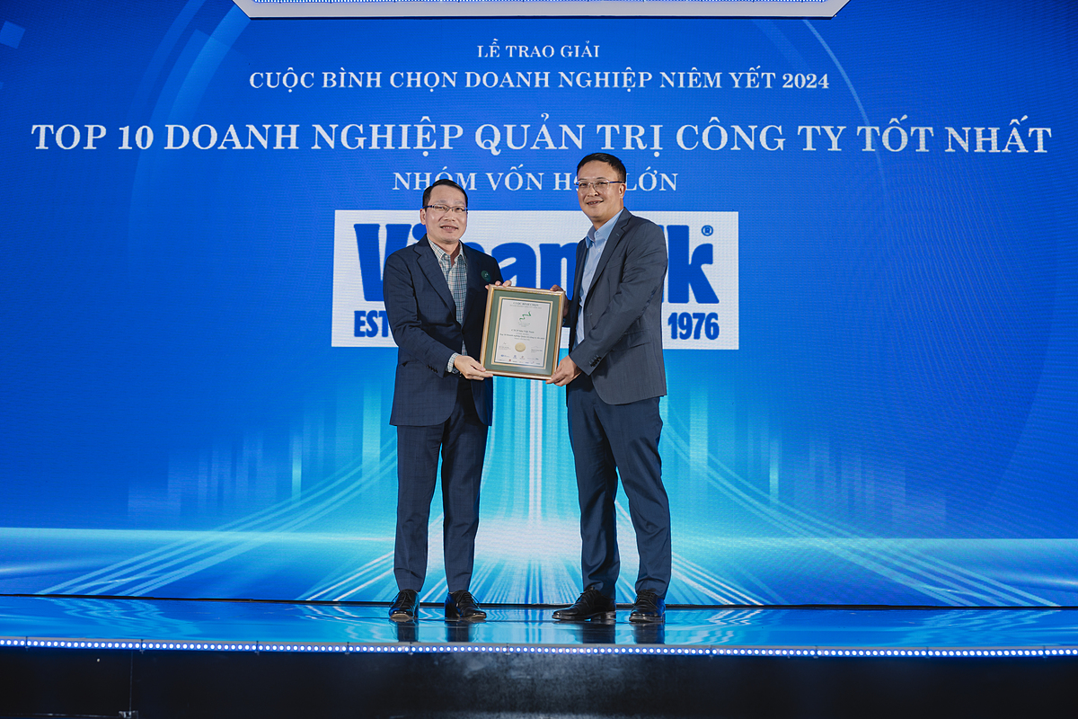Đại diện Vinamilk &lpar;bên trái&rpar; đón nhận danh hiệu Top 10 Doanh nghiệp Quản trị công ty tốt nhất &lpar;nhóm vốn hóa lớn&rpar; năm thứ 10 liên tiếp.