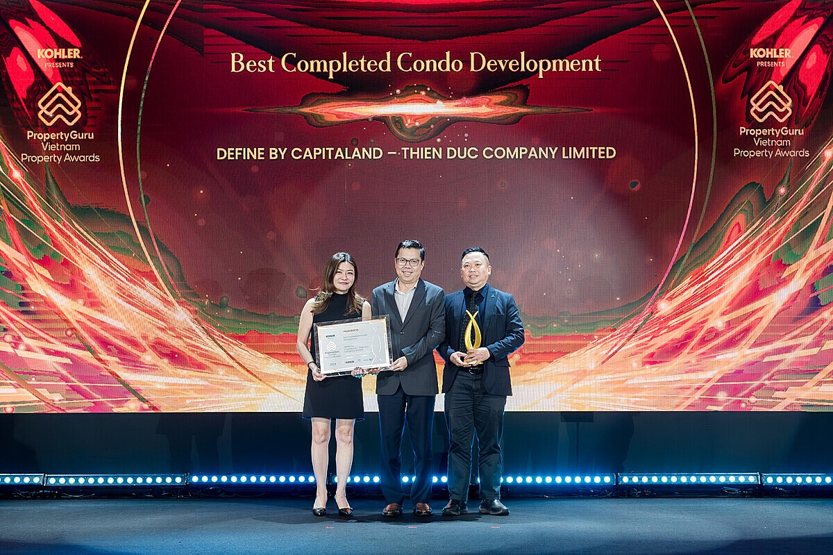 Ông Phạm Chí Trung - Giám đốc Kinh Doanh Dự án đại diện AkzoNobel trao giải tại sụ kiện.