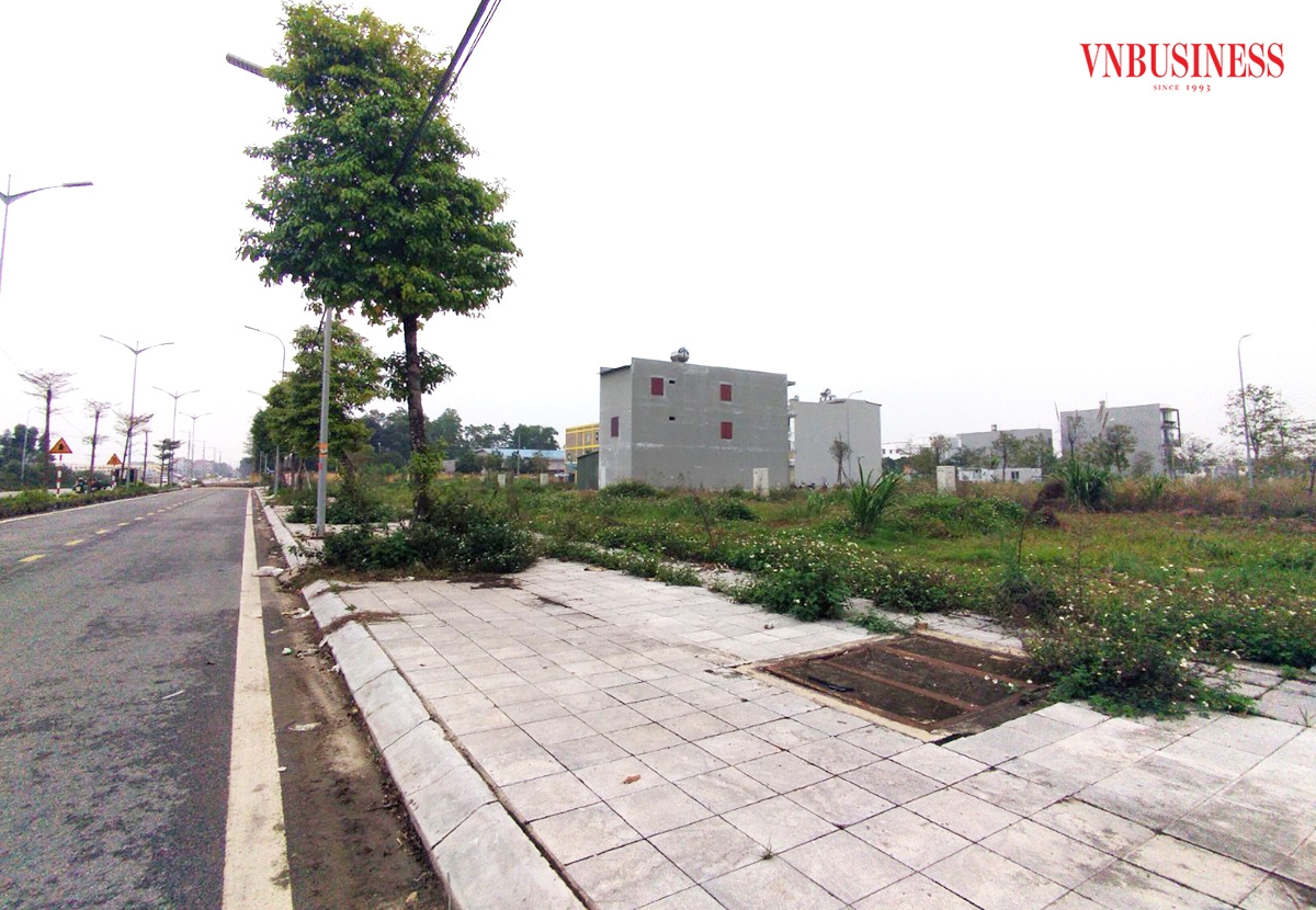 Thị trường đất nền vùng đang ấm lên, tuy nhiên, việc vay tiền để gồng lỗ chờ sóng lên vẫn ẩn chứa nhiều rủi ro.