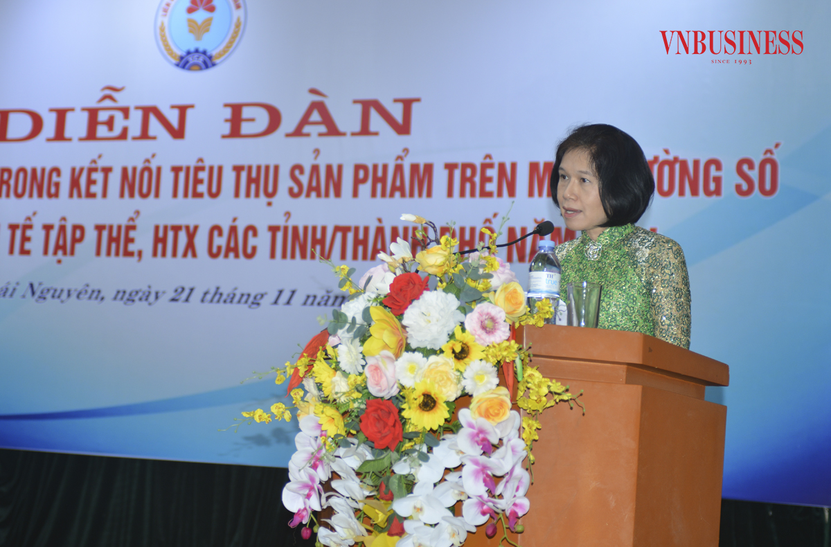 Phó Chủ tịch Liên minh HTX Việt Nam Nguyễn Thị Hoài Linh phát biểu tại Diễn đàn trao đổi kinh nghiệm kết nối tiêu thụ sản phẩm trên môi trường số cho khu vực KTTT, HTX các tỉnh thành phố năm 2024
