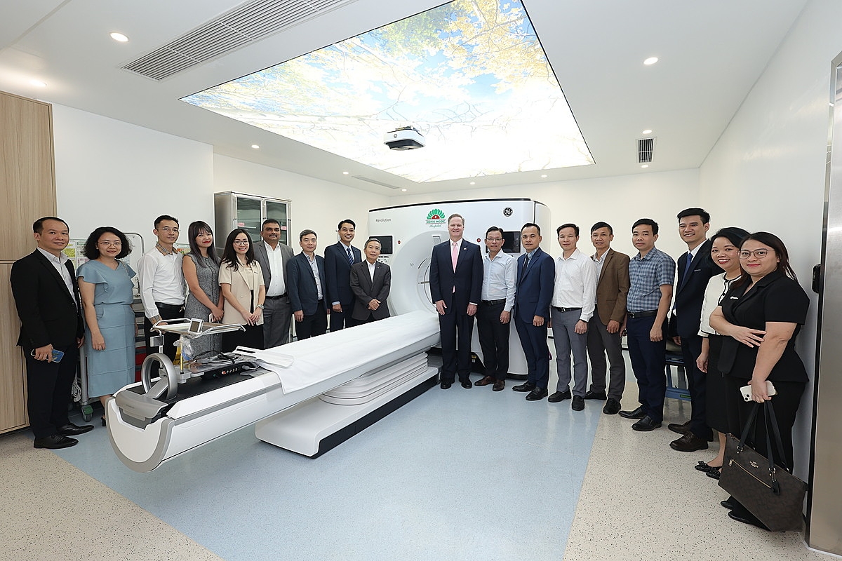 Hệ thống CT cao cấp siêu tốc độ cung cấp 2560 lát cắt tái tạo, sử dụng công nghệ quang phổ thông minh, tăng tối đa mức độ an toàn cho bệnh nhân và mức độ chi tiết vượt trội cho hình ảnh, nhằm mang lại chẩn đoán chính xác và chuyên sâu nhất trong mọi ca khó.