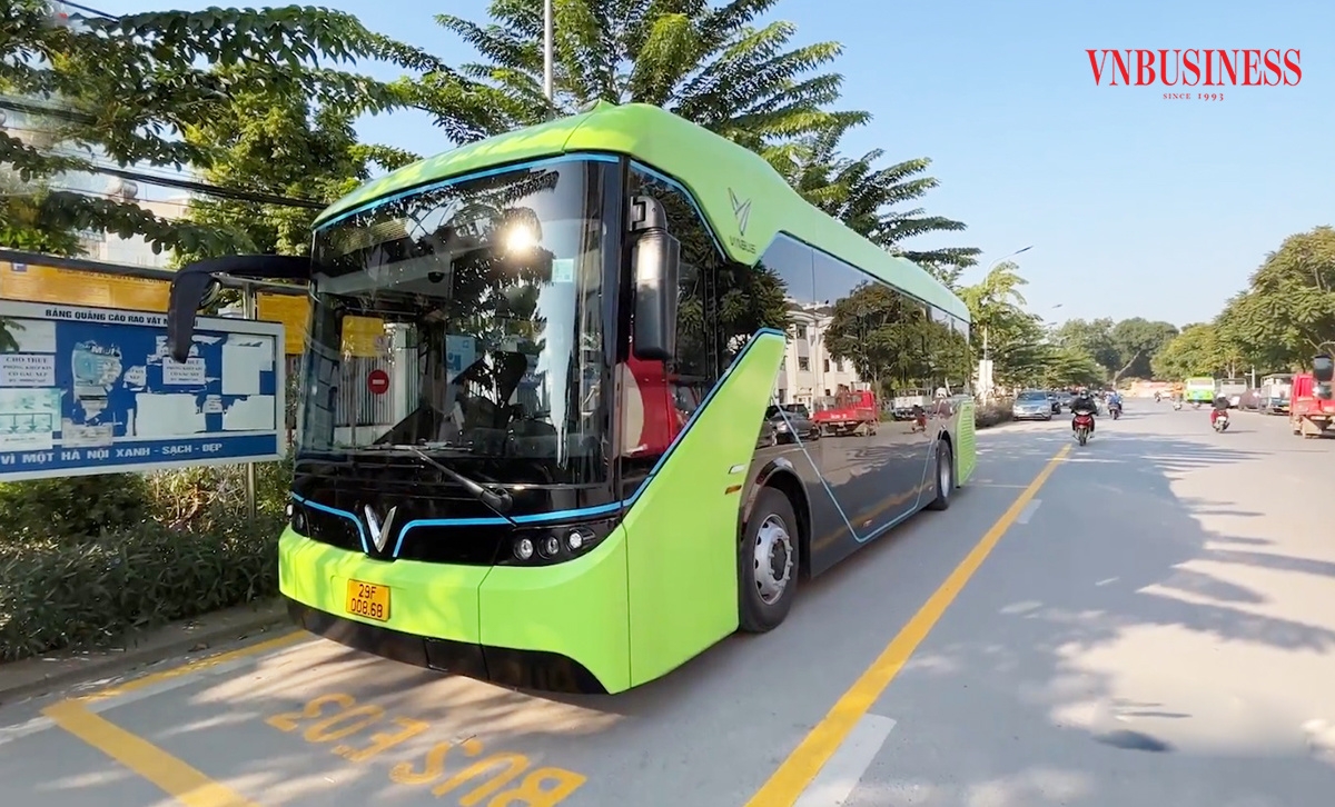 Khuyến khích người dân đi phương tiện công cộng là giải pháp phát triển giao thông xanh.