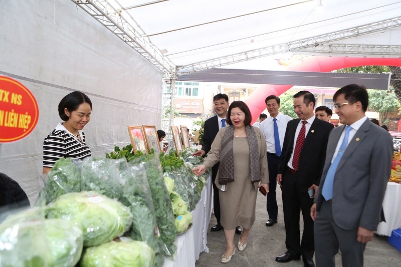 Chủ tịch Cao Xuân Thu Vân cùng các đại biểu tham quan các gian hàng của các HTX tỉnh Hà Nam và các tỉnh lân cận như Hải Phòng, Ninh Bình, Hải Dương, Hưng Yên,...