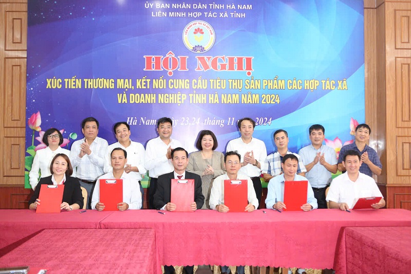 Ký biên bản ghi nhớ hợp đồng hợp tác giữa các đơn vị, đại diện HTX trong tỉnh.