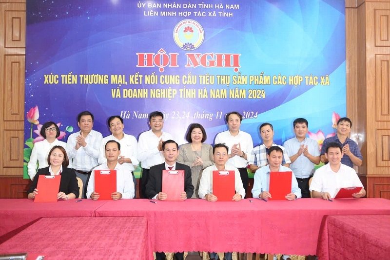 Ký biên bản ghi nhớ hợp đồng hợp tác giữa các đơn vị, đại diện HTX trong tỉnh.