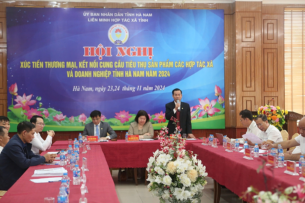 Hội nghị xúc tiến thương mại, kết nối cung cầu, tiêu thụ sản phẩm các HTX và doanh nghiệp trên địa bàn tỉnh Hà Nam năm 2024, sáng 24/11 trên địa bàn tỉnh Hà Nam. Trong Ảnh: Chủ tịch Liên minh HTX Hà Nam, Đõ Xuân Trường phát biểu.