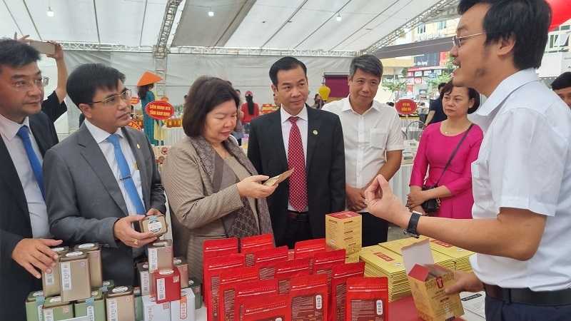 Rất nhiều sản phẩm của các HTX tại tỉnh đã tìm được thị trường tiêu thụ từ các thị trường lớn trên cả nước và quốc tế, như trà dược, gạo, đồ may mặc,...