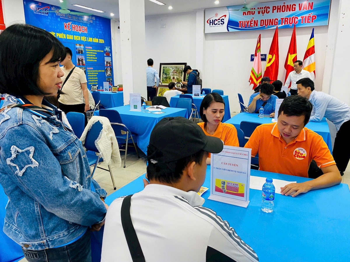 Người lao động trao đổi với nhà tuyển dụng tại một sự kiện việc làm tổ chức tại Hà Nội.
