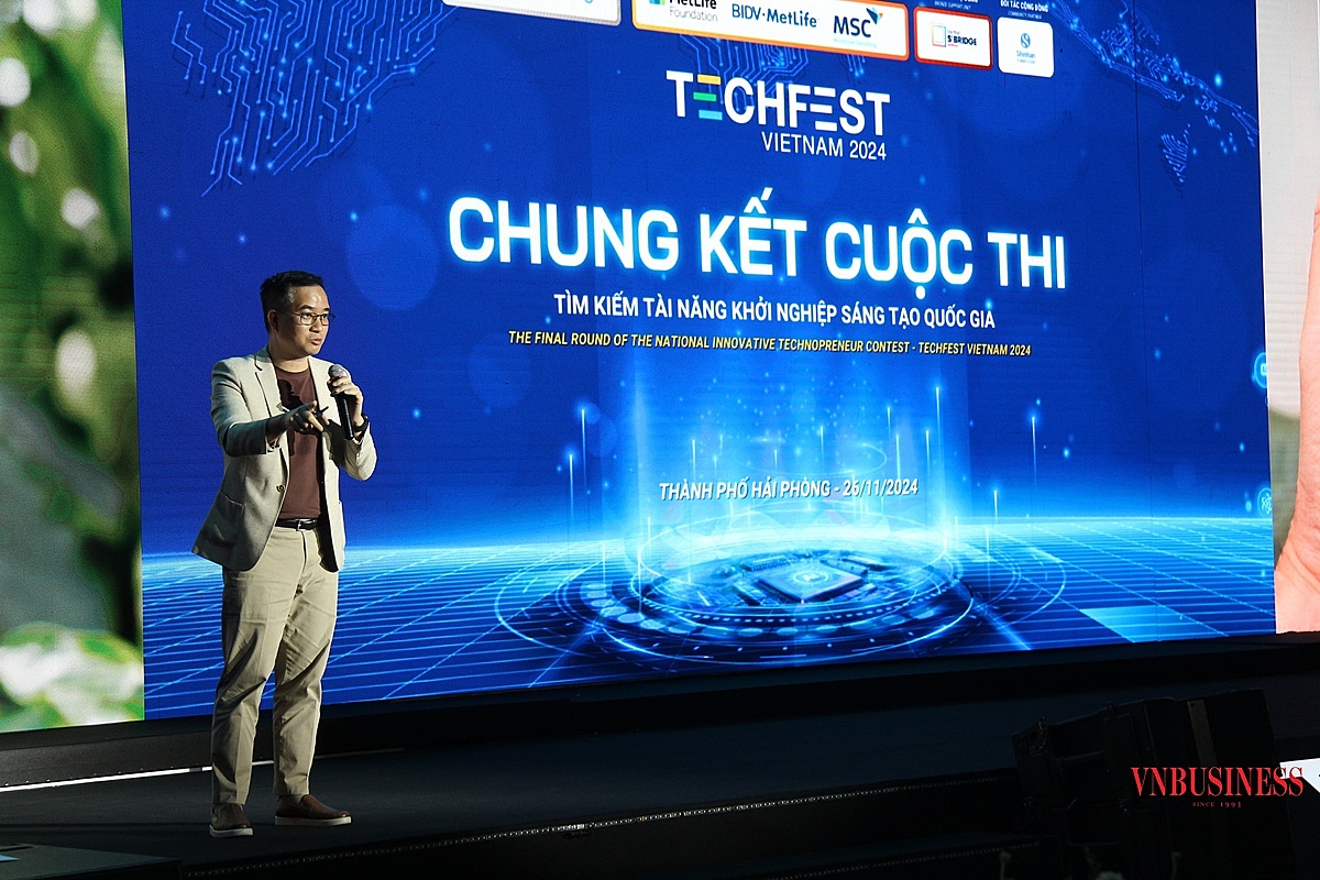 Đại diện đội thi Enfarm thuyết trình dự án và trả lời các câu hỏi từ Ban giám khảo.