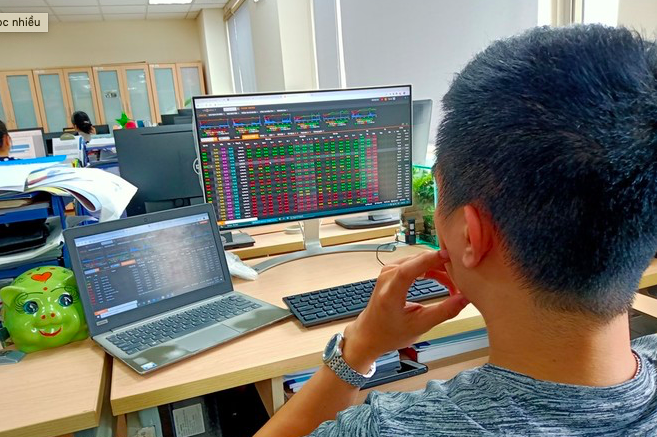 Các chuyên gia cho rằng quy định nhà đầu tư chứng khoán lỗ hay có lợi nhuận vẫn phải nộp thuế 0,1% trên doanh thu là bất hợp lý.