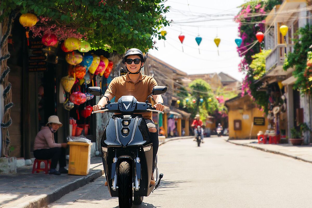 VinFast Theon S còn được trang bị kết nối HMI tích hợp eSIM hiện đại, mang đến trải nghiệm hoàn toàn mới trên một mẫu xe máy.