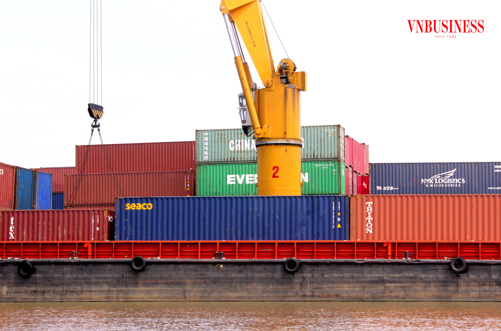 Các DN ở phía Nam vẫn đang lo ngại việc thông quan chiếm rất nhiều thời gian, thiếu hụt địa điểm kiểm tra, vướng mắc kiểm tra chuyên ngành, dẫn đến ách tắc hàng hóa xuất nhập khẩu.