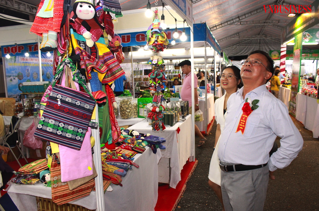 Nhiều mặt hàng của làng nghề truyền thống được trưng bày tại hội chợ.