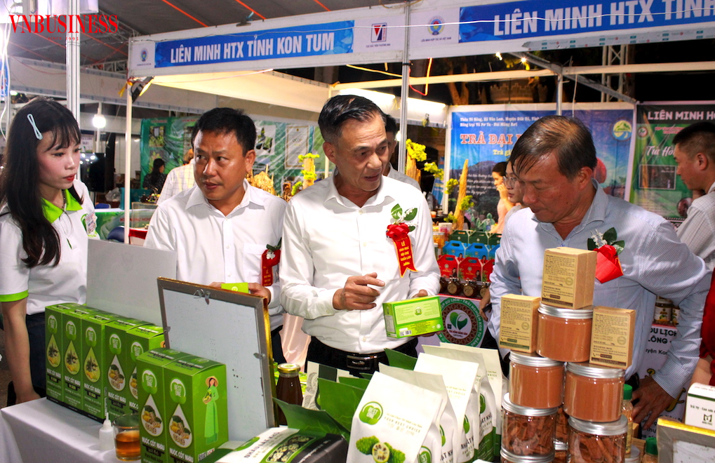 Phó chủ tịch Liên minh HTX Việt Nam Nguyễn Mạnh Cường và các đại biểu tham quan gian hàng của các HTX tiêu biểu tại hội chợ.