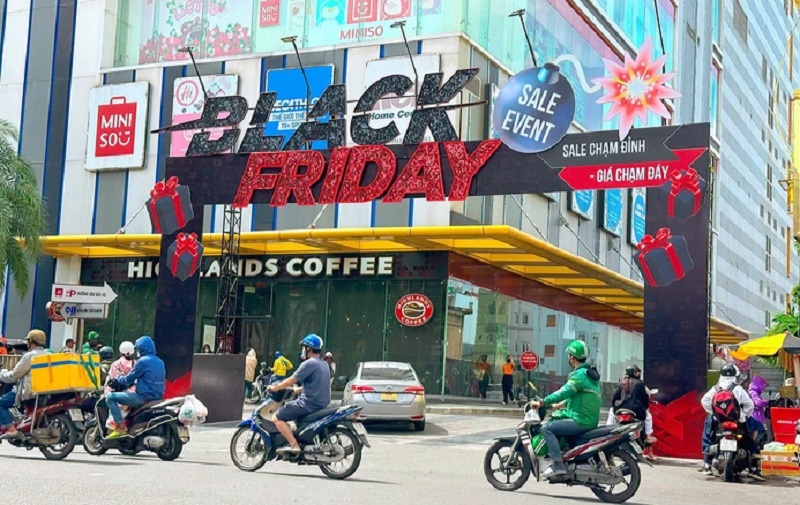 Các trung tâm thương mại với hàng loạt chương trình ưu đãi dịp mua sắm cuối năm.