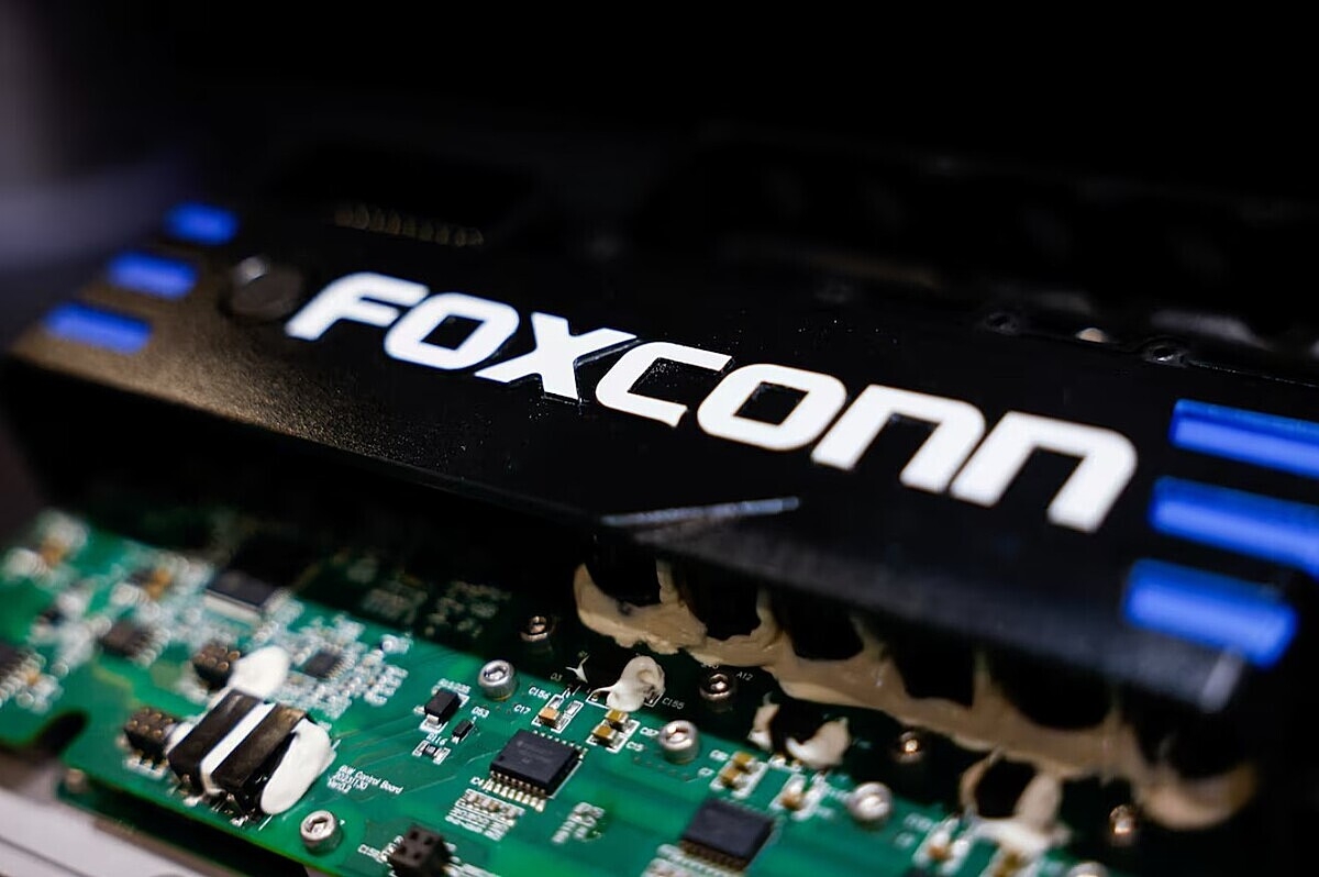 Foxconn, nhà sản xuất thiết bị điện tử theo hợp đồng lớn nhất thế giới đã tăng cường đầu tư vào các quốc gia khác như Hoa Kỳ, Mexico và Việt Nam.