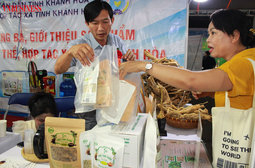 Người tiêu dùng ở Tp.HCM mua sắm hàng hóa đặc sản vùng miền tại hội chợ.