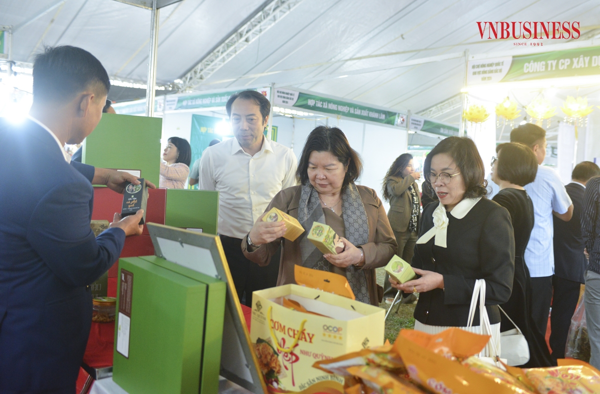 Điểm nhấn của Hội chợ năm nay là Khu trưng bày, giới thiệu sản phẩm nông nghiệp tiêu biểu của các tỉnh, thành phố trong khu vực Đồng bằng Bắc bộ với sự tham gia của các địa phương trong khu vực bày bán, quảng bá các sản phẩm nông nghiệp, sản phẩm làng nghề.