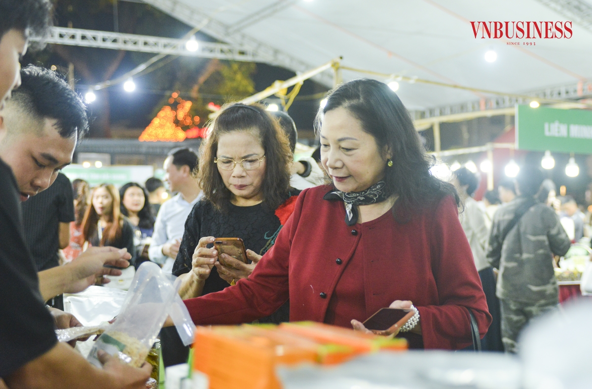 Bà Lê Thu Trà &lpar;áo đỏ&rpar;, người dân TP Thái Bình chia sẻ: Tôi thường xuyên mua các sản phẩm của HTX, nhất là những sản phẩm đạt chứng nhận OCOP về sử dụng, đó là những sản phẩm có giá cả phải chăng, chất lượng tốt”.