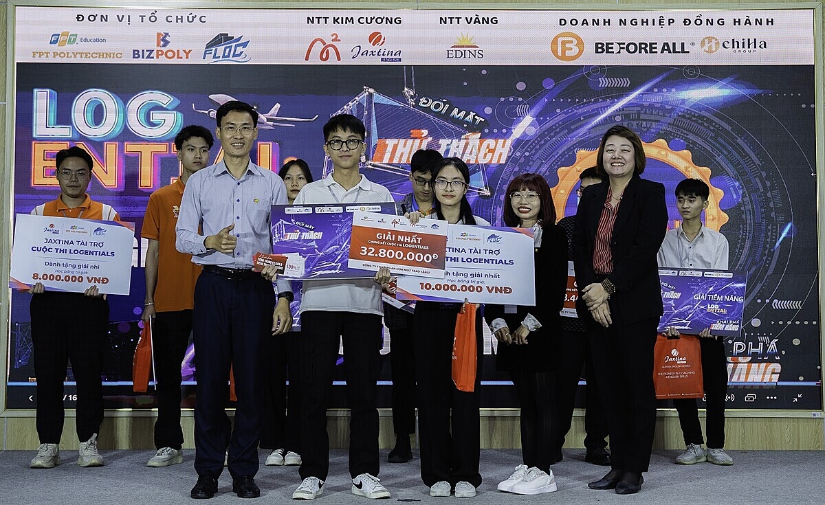 Đội thi đến từ trường Đại học Kinh tế quốc dân xuất sắc giành vị trí Quán quân với phần thuyết trình và phản biện chéo nhận được sự cổ vũ nồng nhiệt.